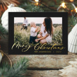 Tarjeta Festiva Con Relieve Metalizado Moderno guión de foto minimalista elegante negro<br><div class="desc">Moderno guión de follaje mínimo real Relieve metalizado elegante elegante tarjeta de Navidades de vacaciones. El eucalipto pintado a mano,  el follaje mínimo y la moderna corona rústica de mimbre le dan a esta tarjeta un ambiente lujoso. En verdes elegantes,  marrones,  negros y grises.</div>