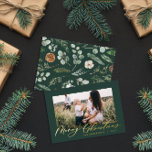 Tarjeta Festiva Con Relieve Metalizado Moderno guión gráfico mínimo elegante verde<br><div class="desc">Moderno guión de follaje mínimo real Relieve metalizado elegante elegante tarjeta de Navidades de vacaciones. El eucalipto pintado a mano,  el follaje mínimo y la moderna corona rústica de mimbre le dan a esta tarjeta un ambiente lujoso. En verde,  marrón y gris.</div>