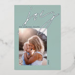 Tarjeta Festiva Con Relieve Metalizado moderno guión mínimo alegría foto sage verde elega<br><div class="desc">Guión mínimo moderno jaula alegría verde 1 foto tarjeta de vacaciones. Elegante diseño de Relieve metalizado dorado,  plateado y dorado rosa.</div>