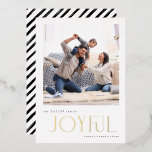 Tarjeta Festiva Con Relieve Metalizado Moderno y simple Navidades de fotografía familiar<br><div class="desc">Dejemos pasar unas cartas navideñas ingeniosas este año y optemos por algo más significativo y memorable, para reflejar su espíritu elegante esta temporada navideña. Con un estilo crudo y minimalista, esta tarjeta de vacaciones de fotos en blanco y negro destaca gracias a su audaz y hermosa tipografía moderna en Relieve...</div>