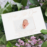 Tarjeta Festiva Con Relieve Metalizado Nacimiento de la foto de un guión elegante<br><div class="desc">La tarjeta de anuncio de nacimiento del Relieve metalizado de foto con guión elegante Hello Little One incluye el texto "Hello Little One" en el guión elegante de caligrafía de Relieve metalizado con su foto, nombre y texto adicional favoritos a continuación en la tipografía moderna. Diseñado por ©Evco Studio www.zazzle.com/store/evcostudi...</div>