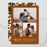 Tarjeta Festiva Con Relieve Metalizado Naranjas de invierno de la tipografía de época Nav<br><div class="desc">Esta hermosa tarjeta fotográfica de vacaciones incluye tipografía de estilo vintage que dice "Feliz Navidad" en Relieve metalizado real,  junto con tres plantillas de fotos. La parte trasera de la tarjeta contiene un diseño vintage de naranjas y flores de invierno.</div>