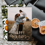 Tarjeta Festiva Con Relieve Metalizado Naranjas de invierno de la tipografía vintage<br><div class="desc">Esta hermosa tarjeta fotográfica de vacaciones presenta una tipografía de estilo vintage que dice "Felices Fiestas" en Relieve metalizado real. La parte trasera de la tarjeta presenta un diseño vintage de naranjas y flores de invierno. Hay una superposición de foto de gradiente oscuro en la parte delantera de la tarjeta,...</div>
