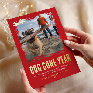Tarjeta Festiva Con Relieve Metalizado Navidad Foto Roja Año Perro Fuera