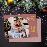 Tarjeta Festiva Con Relieve Metalizado Navidades arco 1 foto minimalista moderna<br><div class="desc">Esta elegante y moderna tarjeta de bienvenida para Navidades cuenta con un diseño minimalista que muestra su imagen familiar favorita dentro de un marco de estilo moderno. Fácil personalizable con el nombre de su familia y el año en curso en elegantes fuentes serif de Relieve metalizado dorado.</div>