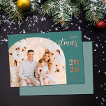 Tarjeta Festiva Con Relieve Metalizado Navidades arco 1 foto minimalista moderno verde az<br><div class="desc">Elegante y moderna tarjeta de bienvenida para Navidades con un diseño minimalista que muestra su imagen familiar favorita dentro de un marco de estilo moderno en arco. Fácilmente personalizar con su nombre y el año en curso en elegantes fuentes rosa de Relieve metalizado dorado serif.</div>