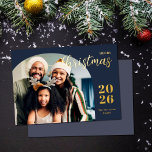 Tarjeta Festiva Con Relieve Metalizado Navidades arco 1 foto oro minimalista moderno<br><div class="desc">Esta elegante y moderna tarjeta de bienvenida para Navidades cuenta con un diseño minimalista que muestra su imagen familiar favorita dentro de un marco de estilo moderno. Fácil personalizable con el nombre de su familia y el año en curso en elegantes fuentes serif de Relieve metalizado dorado sobre un fondo...</div>