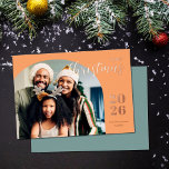 Tarjeta Festiva Con Relieve Metalizado Navidades arco 1 foto oro minimalista moderno<br><div class="desc">Esta elegante y moderna tarjeta de bienvenida para Navidades cuenta con un diseño minimalista que muestra su imagen familiar favorita dentro de un marco de estilo moderno. Fácil personalizable con el nombre de su familia y el año en curso en elegantes fuentes rosa de Relieve metalizado dorado serif sobre un...</div>