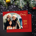 Tarjeta Festiva Con Relieve Metalizado Navidades arco 1 fotografía rojo minimalista moder<br><div class="desc">Esta elegante y moderna tarjeta de bienvenida para Navidades cuenta con un diseño minimalista que muestra su imagen familiar favorita dentro de un marco de estilo moderno. Fácil personalizable con el nombre de su familia y el año en curso en elegantes fuentes de Relieve metalizado dorado serif sobre un clásico...</div>