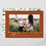 Tarjeta Festiva Con Relieve Metalizado Navidades bterracotta 1 guión botánico fotográfico<br><div class="desc">Moderno follaje mínimo de vacaciones feliz vacaciones de efecto plata guión tarjeta de Navidades de vacaciones de vacaciones. El eucalipto pintado a mano,  el follaje mínimo y la moderna corona rústica de mimbre le dan a esta tarjeta un ambiente lujoso. En verdes,  marrones y grises elegantes.</div>