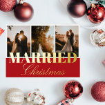 Tarjeta Festiva Con Relieve Metalizado Navidades casados 3 Collage de fotos Relieve metal<br><div class="desc">Elegante Navidades modernos, verdadera tarjeta de vacaciones de Relieve metalizado dorado con tres collage de fotos y un saludo de vacaciones en oro sobre el fondo rojo: Navidades casados, en una mezcla de tipografía clásica y escritura elegante de moda. ¡Perfecto para las parejas que se casaron y celebraron a su...</div>