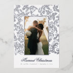 Tarjeta Festiva Con Relieve Metalizado Navidades casados Silver Fine Filigree<br><div class="desc">Envíe sus alegres deseos de la temporada y comparta sus felices noticias con su familia y amigos en esta tarjeta de Navidades con temática boda. Intercambie la foto por su mejor toma desde el gran día y edite el nombre y la fecha en el frente, además personaliza el largo mensaje...</div>