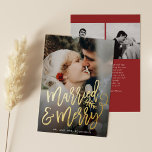 Tarjeta Festiva Con Relieve Metalizado Navidades casados y merry recién casados<br><div class="desc">Haga una declaración impresionante esta temporada navideña con esta elegante tarjeta de vacaciones de 1 foto con "casados y alegres" en una letra de escritura de moda, perfecta para la pareja recién casada. Añade tu propio sentimiento personalizado en la parte posterior y fotos adicionales. Haga clic en el botón personalizar...</div>