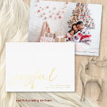 Tarjeta Festiva Con Relieve Metalizado Navidades de fotografía alegres de lujo real<br><div class="desc">Joyful Photo Calligraphy Navidades Luxury Real. Mucho espacio blanco para un ambiente contemporáneo. Joyful está en un guión elegante, impreso en Relieve metalizado real en tu elección de oro, oro rosa o plata, así como tus nombres y saludos que puedes personalizar fácilmente. Reemplace la foto de muestra por la suya....</div>