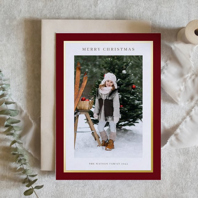 Tarjeta Festiva Con Relieve Metalizado Navidades de fotografía modernos de marco de Relie (Elegant photo Christmas card featuring gold foil frame and a burgundy background,)