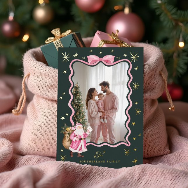 Tarjeta Festiva Con Relieve Metalizado Navidades de fotos de cinta rosa de regalo diverti (Fun Retro Santa Wavy Pink Ribbon Photo Christmas Foil Holiday Card (Front))