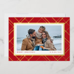 Tarjeta Festiva Con Relieve Metalizado Navidades de la familia monofoto de oro rojo<br><div class="desc">Moda y elegante, esta tarjeta de Navidades con una sola foto es la manera perfecta de enviar saludos de vacaciones a amigos y familia. Con unas vacaciones festivas tradicionales en Relieve metalizado sobre un fondo rojo enmarcando una sola foto horizontal, esta tarjeta también tiene dos manchas de texto que pueden...</div>