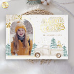 Tarjeta Festiva Con Relieve Metalizado Navidades de Snowman, un camión blanco retro<br><div class="desc">Sorprenda a sus huéspedes con esta elegante tarjeta de Navidades de invierno con tema en los bosques, que incluye un bonito camión blanco y un adorable muñeco de nieve con verdaderos elementos de Relieve metalizado dorado. Simplemente agrega tu texto en esta plantilla fácil de usar y adorna esta tarjeta con...</div>