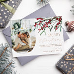 Tarjeta Festiva Con Relieve Metalizado Navidades de Winter Berry Script Un Arco Fotográfi<br><div class="desc">Saluda a tus amigos y seres queridos con una Feliz Navidad esta temporada navideña con esta moderna y elegante tarjeta de Relieve metalizado con bayas acuáticas de invierno,  tallos de hojas botánicas,  una foto en arco de tu familia y un saludo de vacaciones que puedes personalizar.</div>