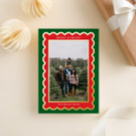 Tarjeta Festiva Con Relieve Metalizado Navidades del Clásico Verde y Rojo en vieira Foto<br><div class="desc">Moderna y festiva, esta tarjeta fotográfica de vacaciones verde y rojo hace de tu familia la estrella dentro de un marco de vieiras precoz y a la moda, acentuado con un Relieve metalizado de oro real, brillante y metálico para ese estilo de diseño de gama alta. Con encantadores mensajes de...</div>