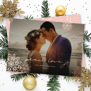 Tarjeta Festiva Con Relieve Metalizado Navidades elegantes foto de Peace Love Joy Snowfla