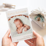 Tarjeta Festiva Con Relieve Metalizado Navidades elegantes | Oro de foto en blanco y negr<br><div class="desc">Esta minimalista y real tarjeta de vacaciones de Relieve metalizado dorado presenta una tipografía de oro ultra moderna que dice "Feliz Navidad",  con su foto personal favorita para un look único,  elegante y elegante.</div>