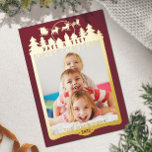 Tarjeta Festiva Con Relieve Metalizado Navidades Escenas Metálicas y Ruby Red Elegant Fot<br><div class="desc">Una escena de Navidades festivos enmarca tu foto en un impresionante Relieve metalizado metálico. El trineo y reno de Santa María vuelan sobre las casas y los árboles con una luna resplandeciente detrás. Personalizable completo, puedes cambiar el saludo encima de tu foto y el saludo de banner que cuelga con...</div>