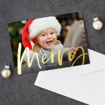 Tarjeta Festiva Con Relieve Metalizado Navidades fotográficos con guión de fragmento de c<br><div class="desc">Un audaz Relieve metalizado "alegre" en un guión moderno se sienta en la base de una foto horizontal en esta tarjeta de Navidades festivos. Con un respaldo rojo brillante con un patrón de estrellas, esta es la manera perfecta de enviar saludos de vacaciones con tu foto familiar favorita. El rojo...</div>