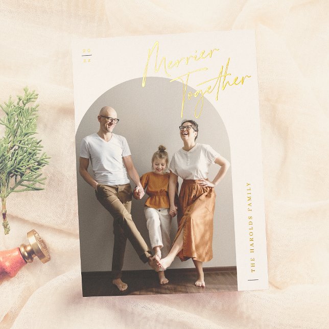 Tarjeta Festiva Con Relieve Metalizado Navidades fotográficos de Merrier Together Arch (Subido por el creador)