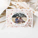 Tarjeta Festiva Con Relieve Metalizado Navidades fotográficos de Vintage Holly Berries<br><div class="desc">Esta clásica y elegante tarjeta fotográfica navideña cuenta con nuestra original follaje de invierno dibujado a mano que enmarca la foto y el tipo curvo. La parte posterior muestra un patrón de coincidencia con la foto y el texto adicional.</div>