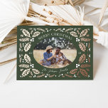 Tarjeta Festiva Con Relieve Metalizado Navidades fotográficos de Vintage Holly Berries en<br><div class="desc">Esta clásica y elegante tarjeta fotográfica navideña cuenta con nuestra original follaje de invierno dibujado a mano que enmarca la foto y el tipo curvo. La parte posterior muestra un patrón de coincidencia con la foto y el texto adicional.</div>