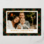 Tarjeta Festiva Con Relieve Metalizado Navidades fotográficos Vintage Green Tartan Plaid<br><div class="desc">Envíe cálidos deseos esta temporada navideña con la tarjeta navideña Vintage Green Tartan Plaid Photo Merriest Navidades. Esta tarjeta combina elegancia intemporal con alegría festiva. Perfecto para extender la alegría de vacaciones a amigos y familia, captura el espíritu acogedor de los Navidades de una manera elegante y personal. Añada un...</div>
