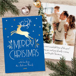 Tarjeta Festiva Con Relieve Metalizado Navidades Personalizado de renos Foto editable Blu<br><div class="desc">Elegantes tarjetas de Navidad de Relieve metalizado dorado con un estilo Art Decó y tu propia foto personalizada en la parte trasera. Esta plantilla editable presenta un reno saltando con hojas festivas, bayas y estrellas. Una paleta de colores de diseño con elementos de Relieve metalizado azul, blanco y real en...</div>