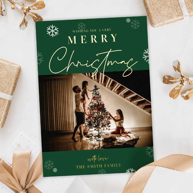 Tarjeta Festiva Con Relieve Metalizado Navidades Pine Green y Gold Fotografía familiar (Spread the festive cheer with these elegant pin green and gold foil holiday photo cards)