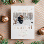 Tarjeta Festiva Con Relieve Metalizado Navidades recién casados<br><div class="desc">Esta tarjeta de vacaciones de Relieve metalizado Merrily Casado es la tarjeta perfecta para enviar sus deseos de vacaciones a todos después de su día especial. ¡Comparte tu primera Navidad como pareja casada con los que más amas! Comparte dos fotos muy especiales y una nota personalizada a la familia y...</div>