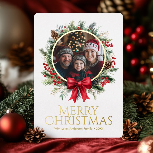 Tarjeta Festiva Con Relieve Metalizado Navidades Wreath Pine deja foto de Holly Berries (Christmas Wreath Pine Leaves Holly Berries Photo Foil Holiday Card)