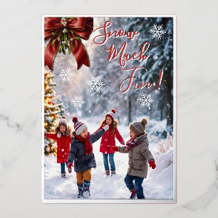 Tarjeta Festiva Con Relieve Metalizado Nieve, mucha diversión, niños jugando a la carta d
