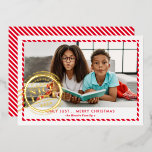 Tarjeta Festiva Con Relieve Metalizado Niños NAVIDADES FOTOGRAFÍA diversión Lista Niza es<br><div class="desc">por kat massard >> WWW.SIMPLYSWEETPAPERIE.COM <<< Un diseño de tarjeta divertida con un sello que dice "NICE LIST" en Relieve metalizado brillante. Estilo paisajístico para mostrar tu hermosa familia también con foto horizontal. CONTACTATE CONMIGO si necesitas ayuda para que tu foto encaje perfectamente kat@simplysweetpaperie.com</div>