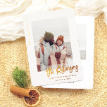 Tarjeta Festiva Con Relieve Metalizado Nuestra primera fotografía navideña moderna casada<br><div class="desc">¡Dale a tus Navidades cartas un brillo con oro real, plata o Relieve metalizado de oro subió! ¡Celebra tu primera Navidad como recién casados con esta divertida tarjeta de Relieve metalizado fotográfico! El diseño presenta "Feliz Navidad" y el año que corre por el lado izquierdo, dejando el foco en tu...</div>