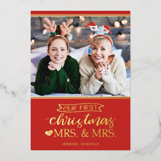Tarjeta Festiva Con Relieve Metalizado Nuestra primera Navidad como mrs & mrs lgbt (Anverso)