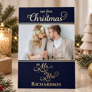 Tarjeta Festiva Con Relieve Metalizado Nuestra primera Navidad como Sr y Sra Azul y Oro