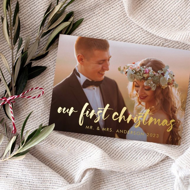 Tarjeta Festiva Con Relieve Metalizado Nuestra primera Navidad | Foto Moderna Dos (An elegant, gold foil holiday photo card for your first married Christmas)