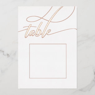 Tarjeta Festiva Con Relieve Metalizado Número de tabla de caligrafía minimalista de oro d