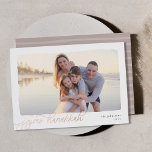 Tarjeta Festiva Con Relieve Metalizado Ondulado | Foto horizontal simple Hanukkah<br><div class="desc">Elegante y sobria tarjeta de fotos de Hanukkah encuadra una sola foto horizontal o orientada al paisaje con un borde ondulado, sobre un crujiente fondo blanco. "Joyous Hanukkah" aparece en la parte inferior izquierda en la escritura moderna de caligrafía de Relieve metalizado oro rosa, con tu apellido y el año...</div>