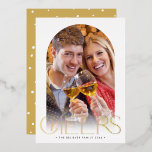 Tarjeta Festiva Con Relieve Metalizado Oro de 2024 de FAMILIA con arcos mínimos<br><div class="desc">por kat massard >> WWW.SIMPLYSWEETPAPERIE.COM <<< Un diseño de tarjetas de tendencia que incluye la cita "CHEERS" en Relieve metalizado brillante,  con forma de arco combinado para tu foto favorita. CONTACTATE CONMIGO si necesitas ayuda para que tu foto encaje perfectamente - kat@simplysweetpaperie.com</div>