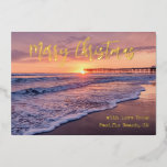 Tarjeta Festiva Con Relieve Metalizado Pacific Beach Pier Sunset San Diego<br><div class="desc">Tarjeta de vacaciones de Relieve metalizado Pacific Beach Pier Sunset San Diego: El sol está al final del muelle de Cristal, en Pacific Beach, San Diego, California, EE.UU., con una hermosa ola de sombra en primer plano, y el naranja cielo púrpura oscuro se está reflejando en la arena húmeda y...</div>