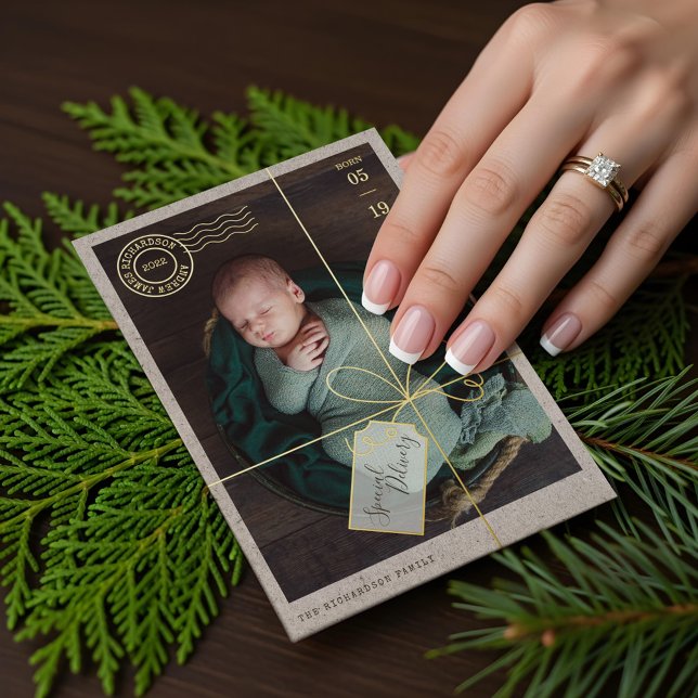 Tarjeta Festiva Con Relieve Metalizado Parcela de parto especial Estadísticas de natalida (Special Delivery Parcel Baby Birth Stats & Photo Foil Holiday Card)