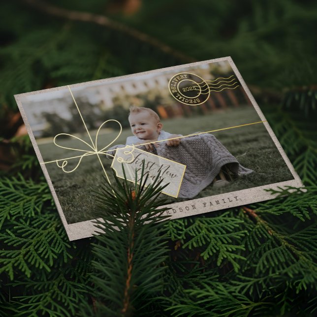 Tarjeta Festiva Con Relieve Metalizado Parto de entrega especial Primer año nuevo foto de (Special Delivery Parcel First New Year Baby Photo Foil Holiday Card)