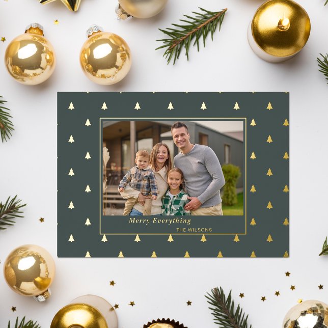 Tarjeta Festiva Con Relieve Metalizado Pequeños árboles pequeños Navidades de vacaciones  (Cute Tiny Trees Christmas Holidays Photo Foil Holiday Card)