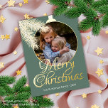 Tarjeta Festiva Con Relieve Metalizado Personalizado Clásico Agujas de pino blanco Oro<br><div class="desc">Navidades clásicos contemporáneos tarjeta de bienvenida de temporada navideña con agujas de pino blanco colorido patrón de hojas de flores sobre un elegante fondo gris verde, con Relieve metalizado de oro real Feliz texto de Navidad. Con opción y espacio para el personalizar del texto, el nombre de la familia y...</div>